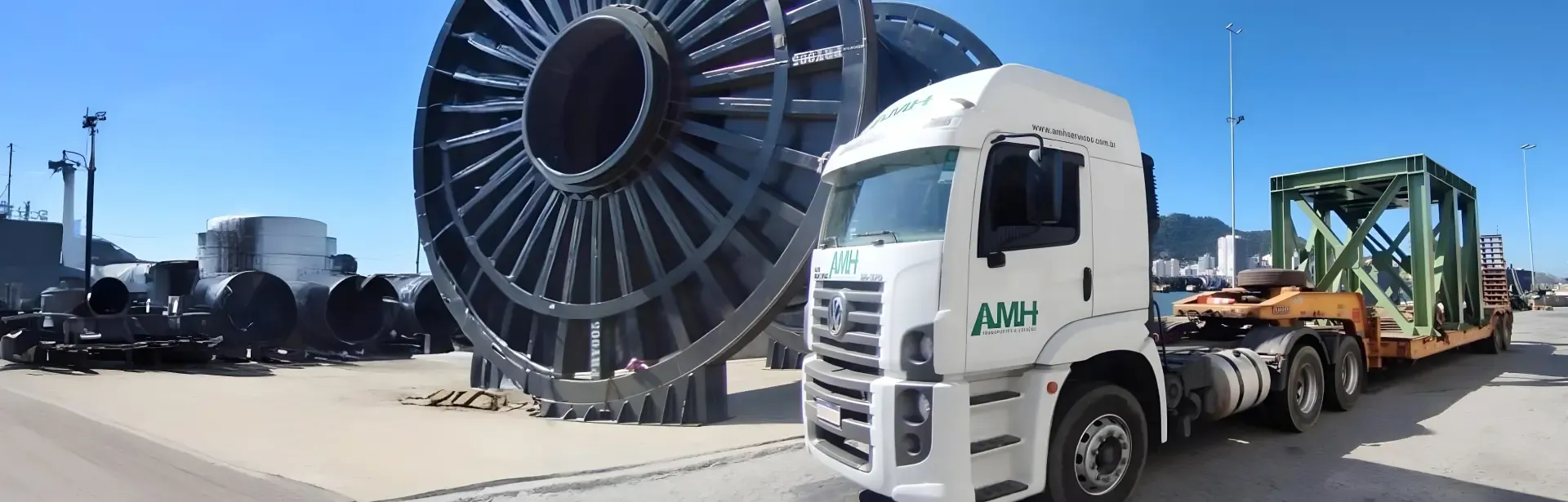 Carreta prancha da AMH transportando estrutura metálica