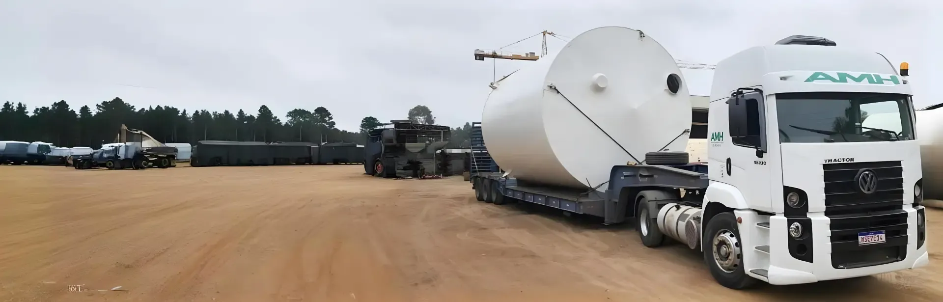 Carreta prancha da AMH transportando estrutura metálica