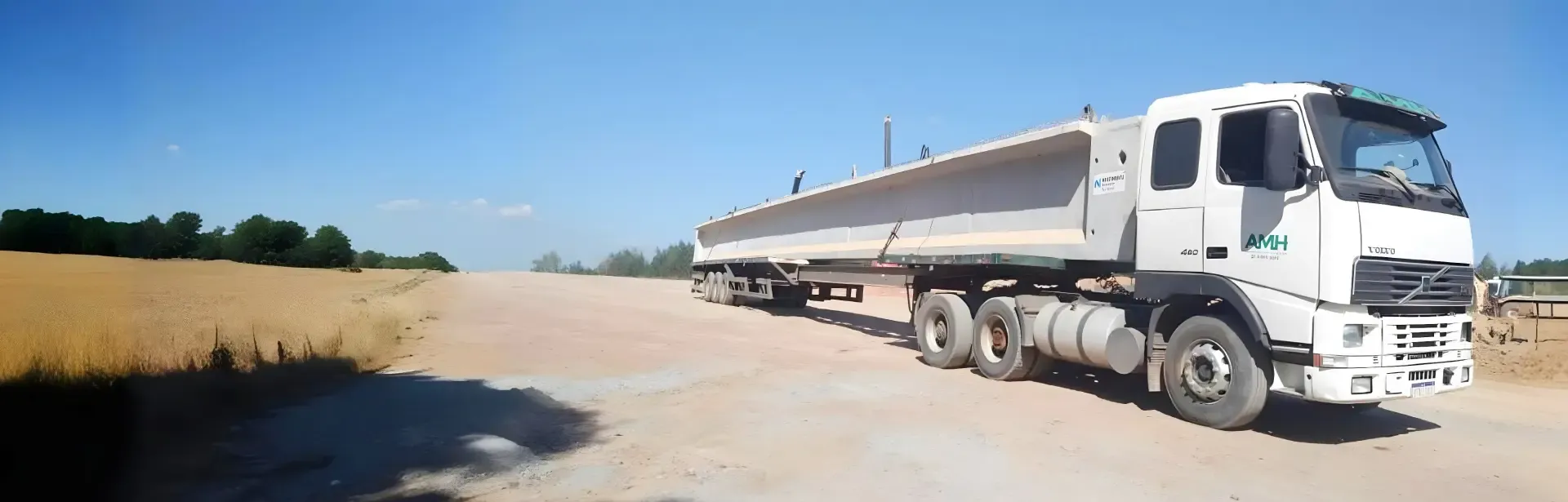 Carreta extensiva da AMH transportando pré-moldados para construção de ponte