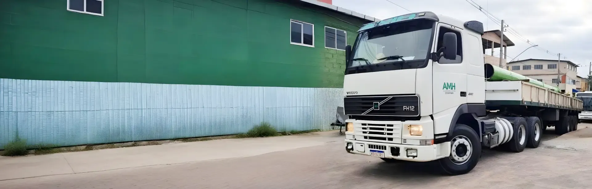 Carreta carga seca da AMH transportando estrutura metálica