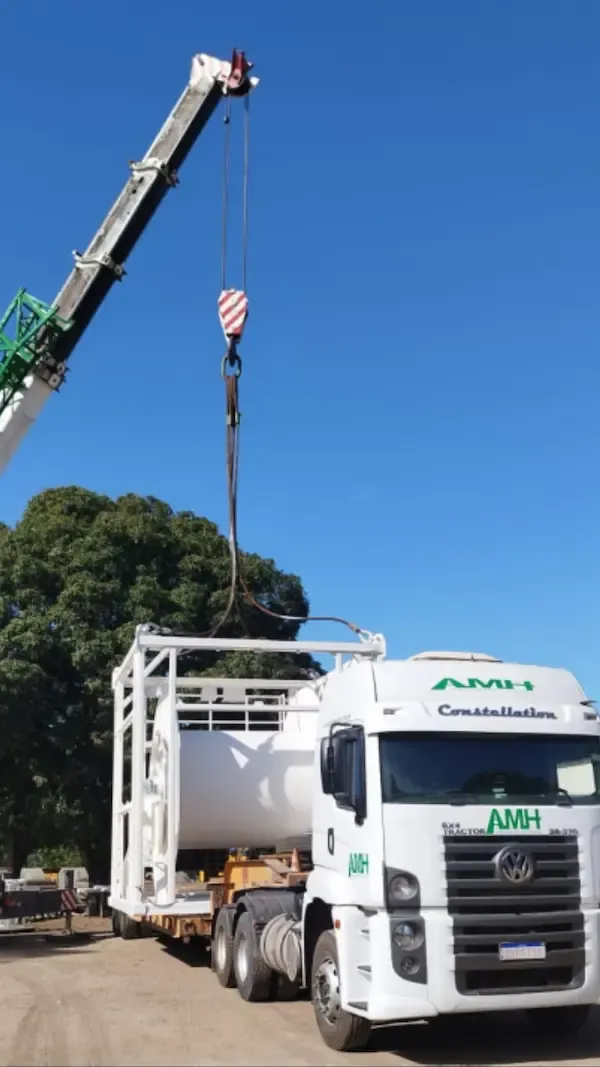 Guindaste carregando carga em carreta da AMH